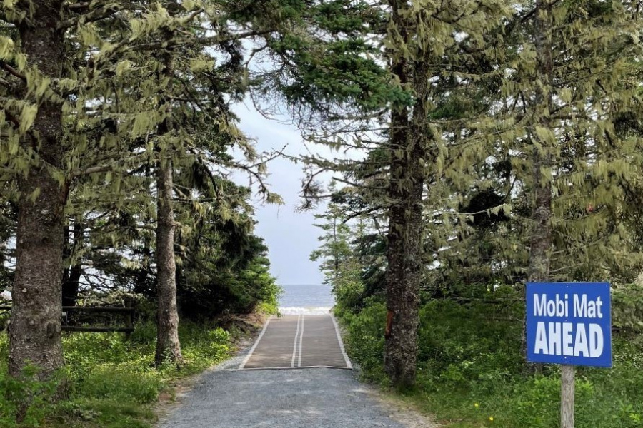 Beach access mat and sign saying mobi mat ahead